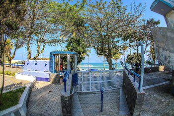 pe na areia do guaruja praia do tombo f