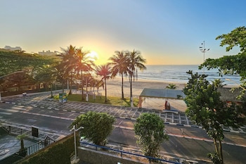 pe na areia do guaruja praia do tombo f