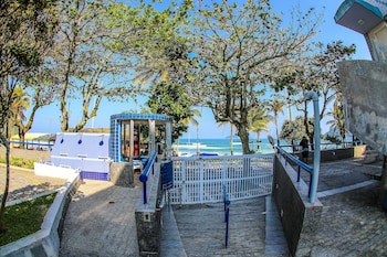 pe na areia do guaruja praia do tombo f