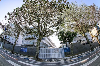 pe na areia do guaruja praia do tombo f