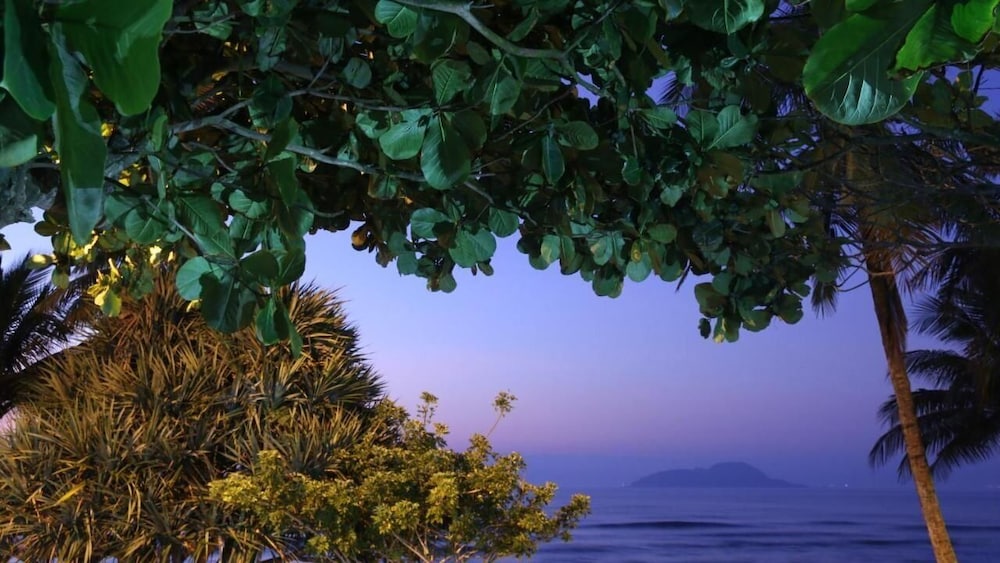 pe na areia do guaruja praia do tombo f