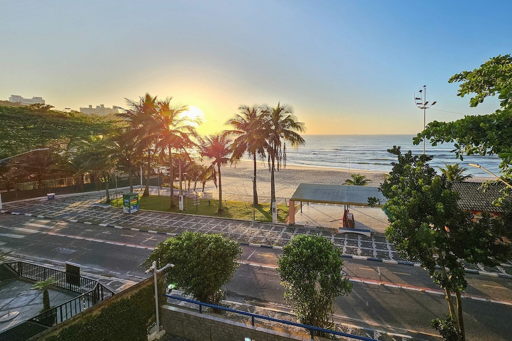 pe na areia do guaruja praia do tombo f