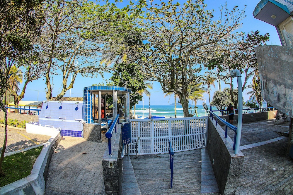 pe na areia do guaruja praia do tombo f