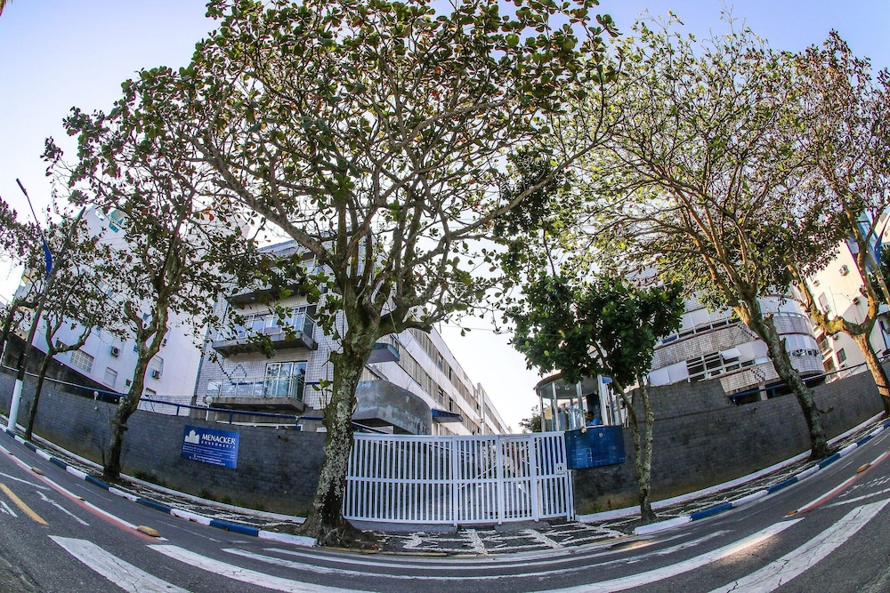 pe na areia do guaruja praia do tombo f