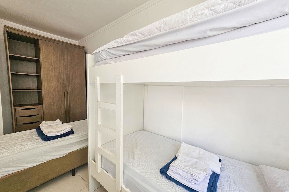 pe na areia do guaruja praia do tombo f