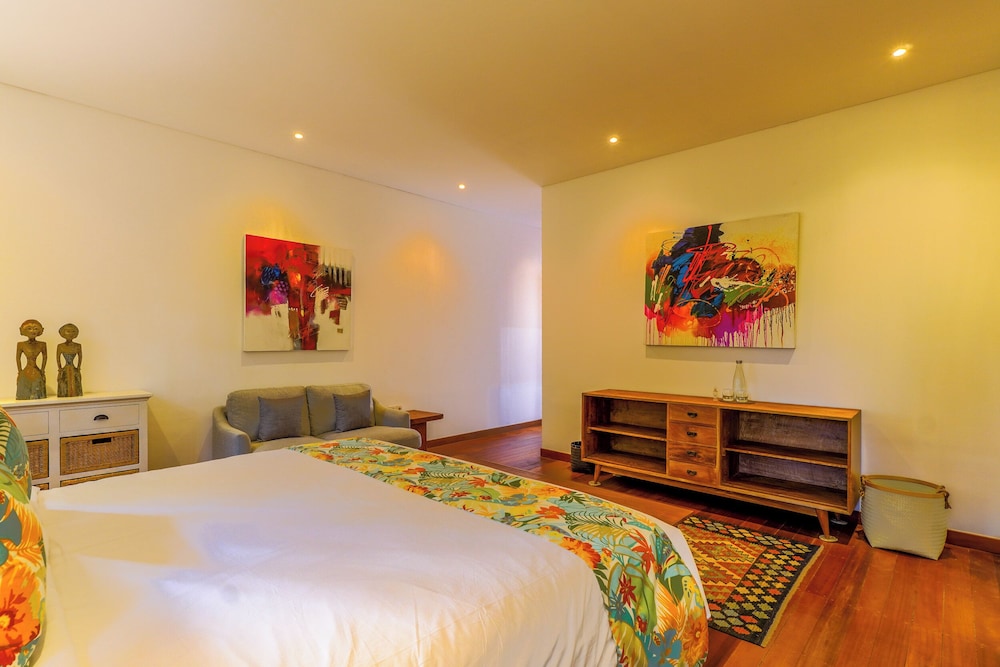 paradise garage komodo villa