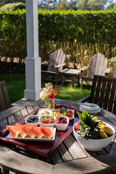 The Reform Club,Pantigo Road Historic>>Amagansett,2 star