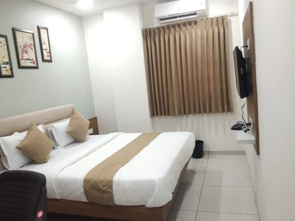 hotel m d residency anand