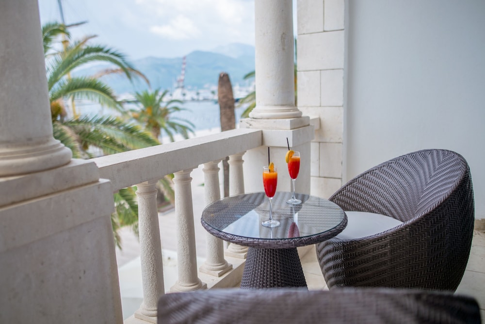 hotel astoria tivat