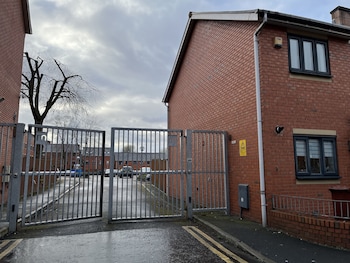 entire captivating 2 bed house in manchester
