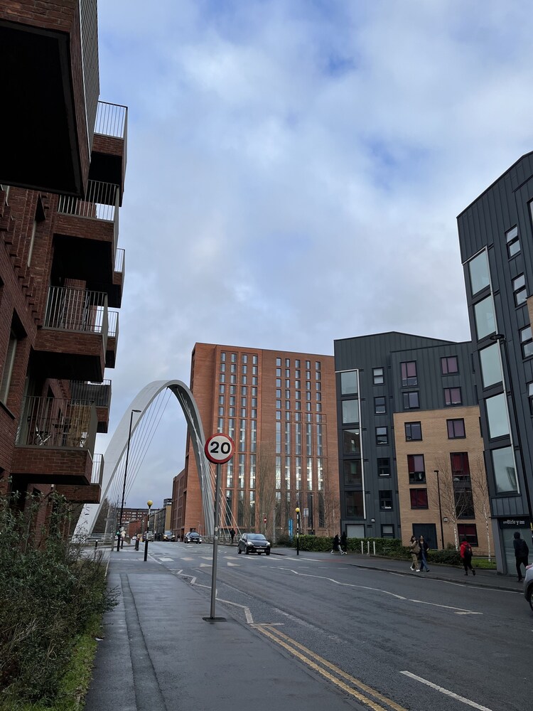 entire captivating 2 bed house in manchester
