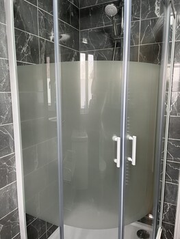 entire captivating 2 bed house in manchester