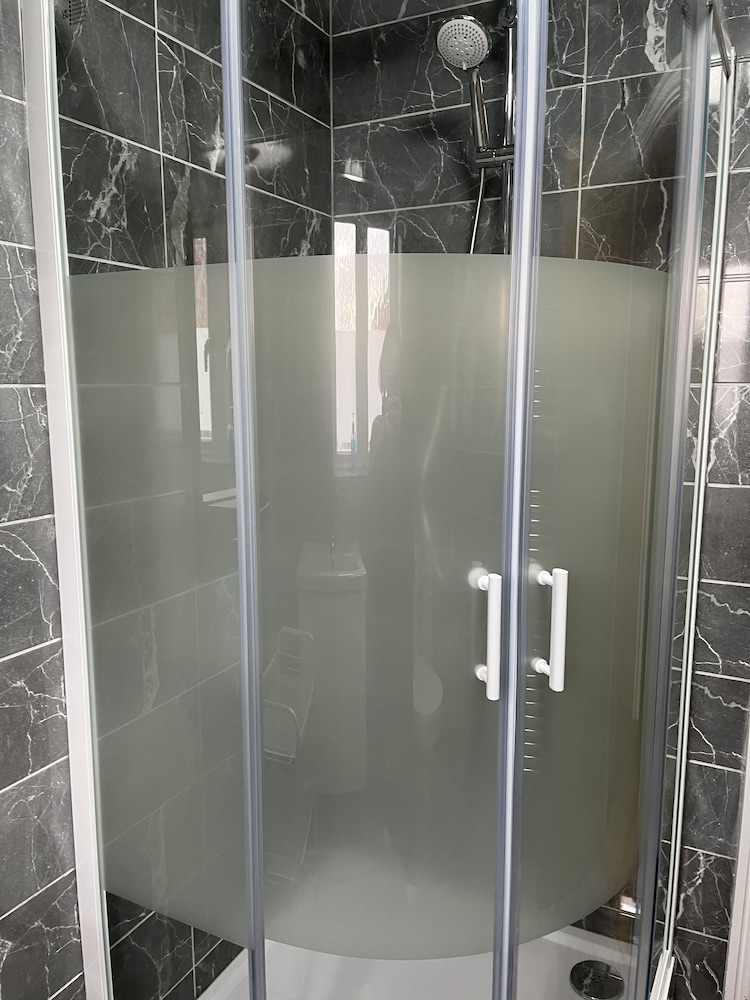 entire captivating 2 bed house in manchester