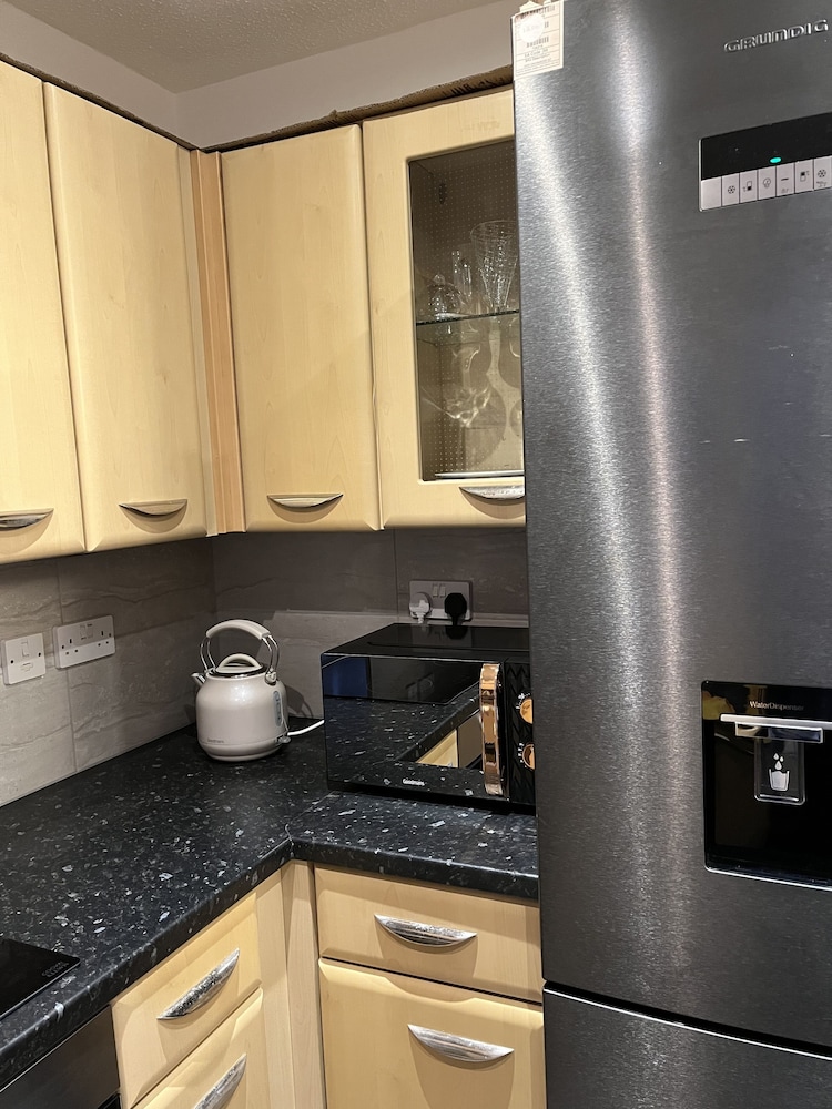 entire captivating 2 bed house in manchester
