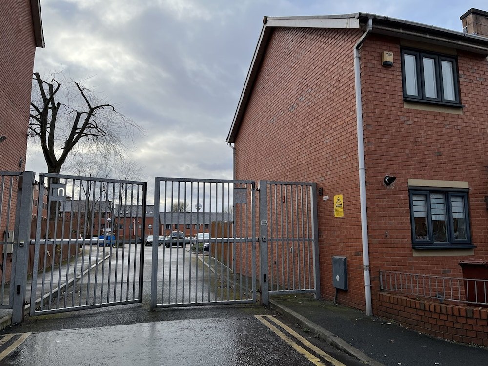 entire captivating 2 bed house in manchester