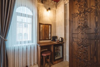 leda stone house