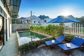 the present river hoi an