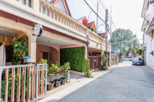 baan mee suk ayutthaya hostel