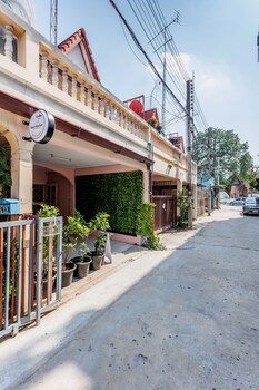 baan mee suk ayutthaya hostel