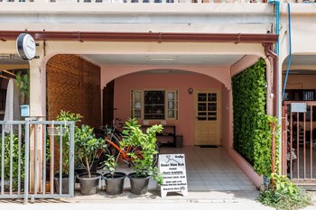 baan mee suk ayutthaya hostel