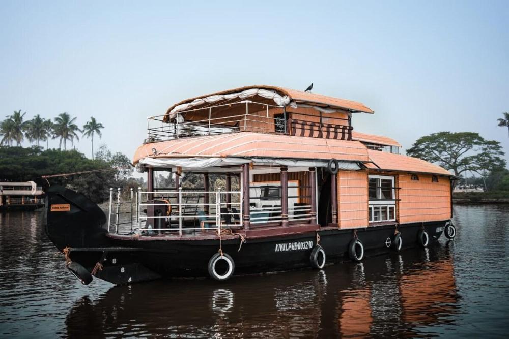 honeymoon houseboat