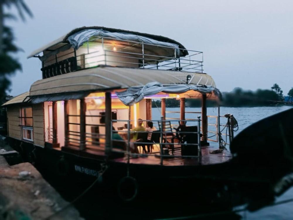 honeymoon houseboat