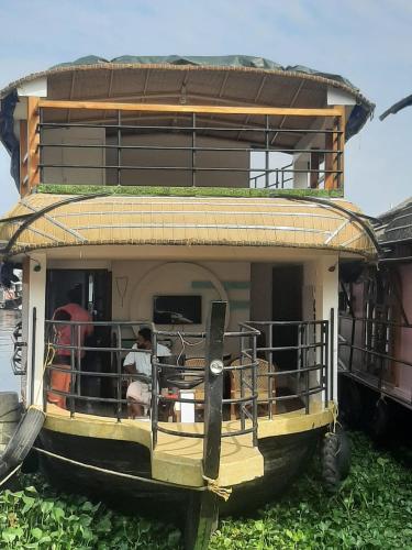 honeymoon houseboat