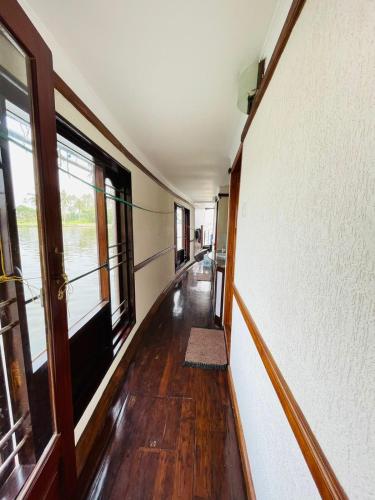 honeymoon houseboat