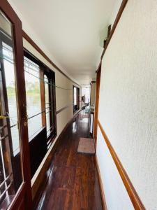 honeymoon houseboat