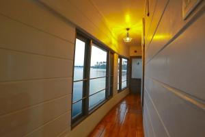 honeymoon houseboat