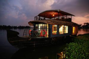 honeymoon houseboat