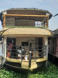 honeymoon houseboat