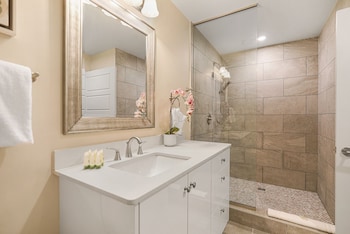 peaceful condo near bourbon street