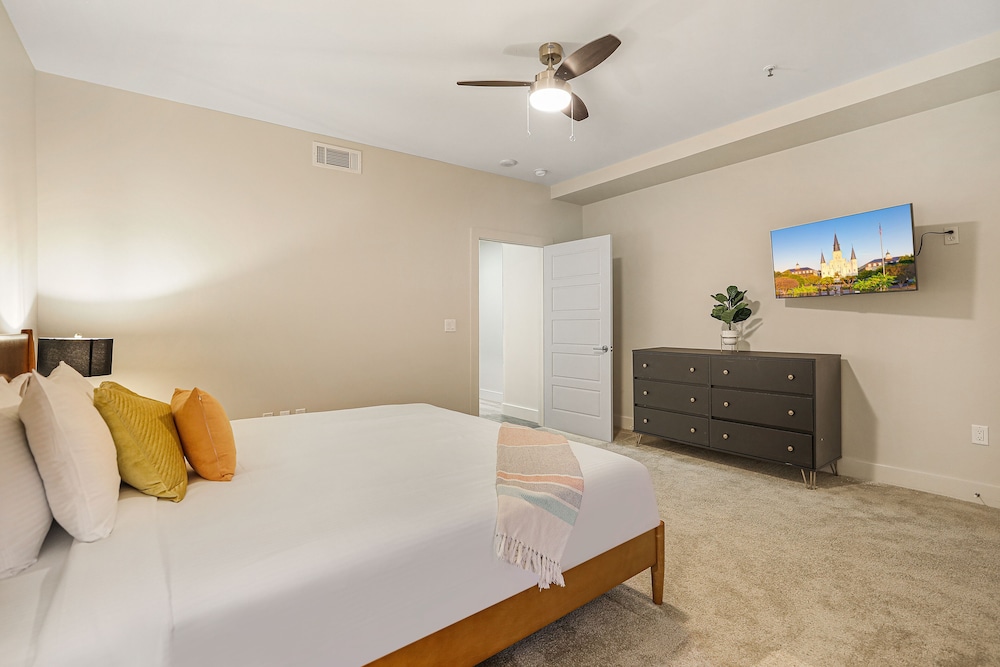 peaceful condo near bourbon street
