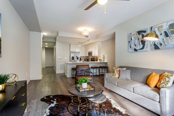 peaceful condo near bourbon street