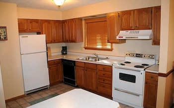 Seven Springs 2 Bedroom Standard Condo, Sleeps 10! 2 Condo By Redawning,9A4 Mountain Villas Drive,3 star