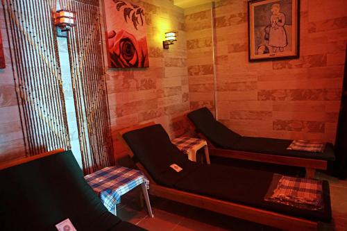 side legend hotel