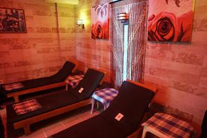 side legend hotel