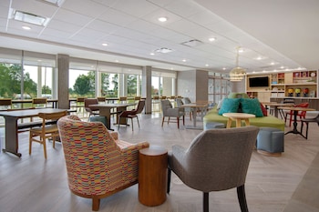 home2 suites by hilton grand rapids airport