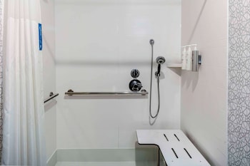 hampton inn and suites indianapolis west speedway