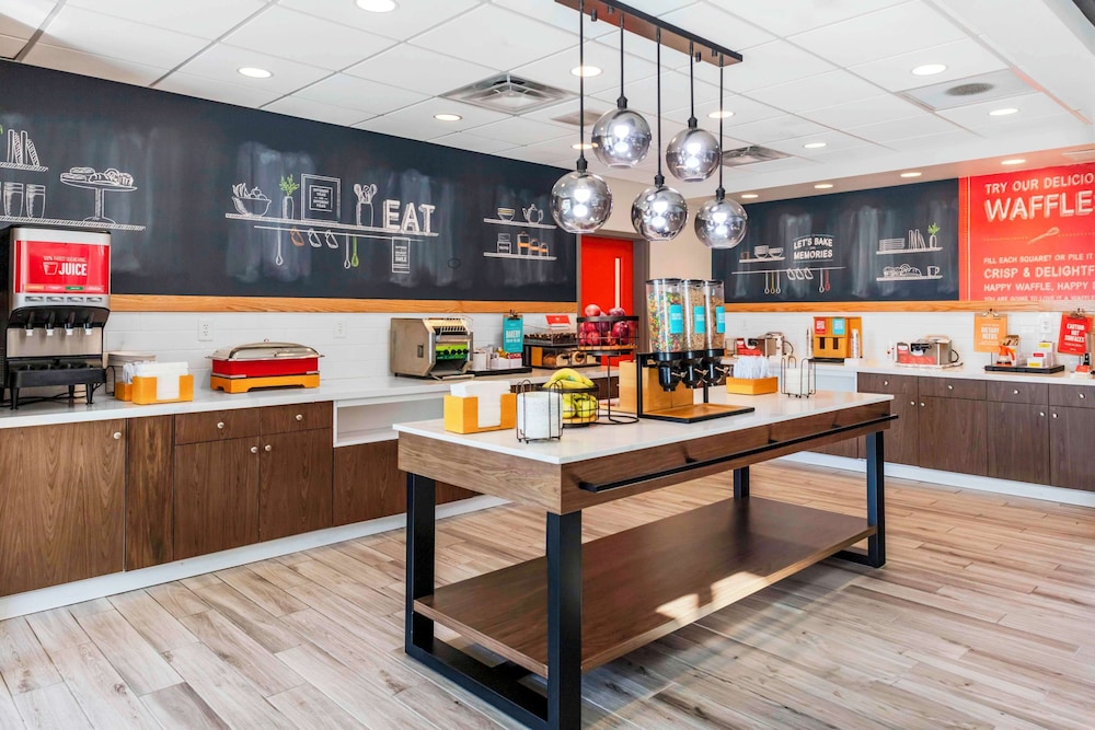 hampton inn and suites indianapolis west speedway