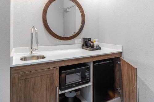 hampton inn and suites indianapolis west speedway