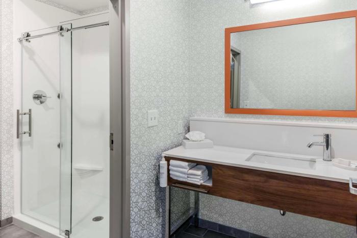 hampton inn and suites indianapolis west speedway