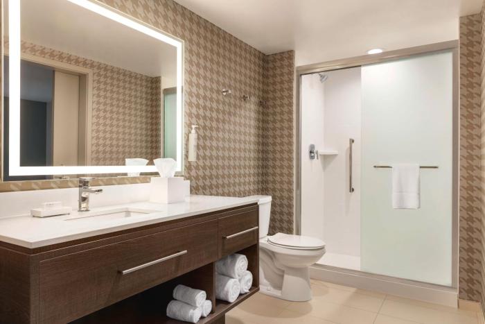 home2 suites by hilton milwaukee west