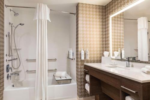 home2 suites by hilton milwaukee west