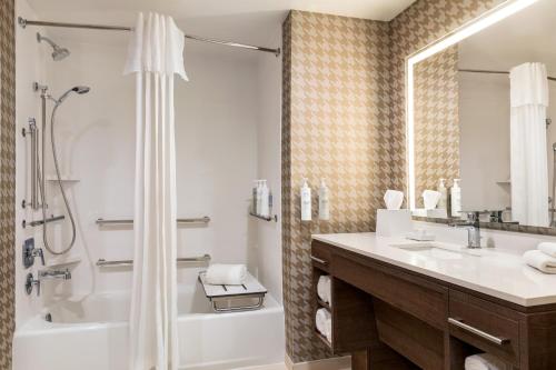 home2 suites by hilton milwaukee west