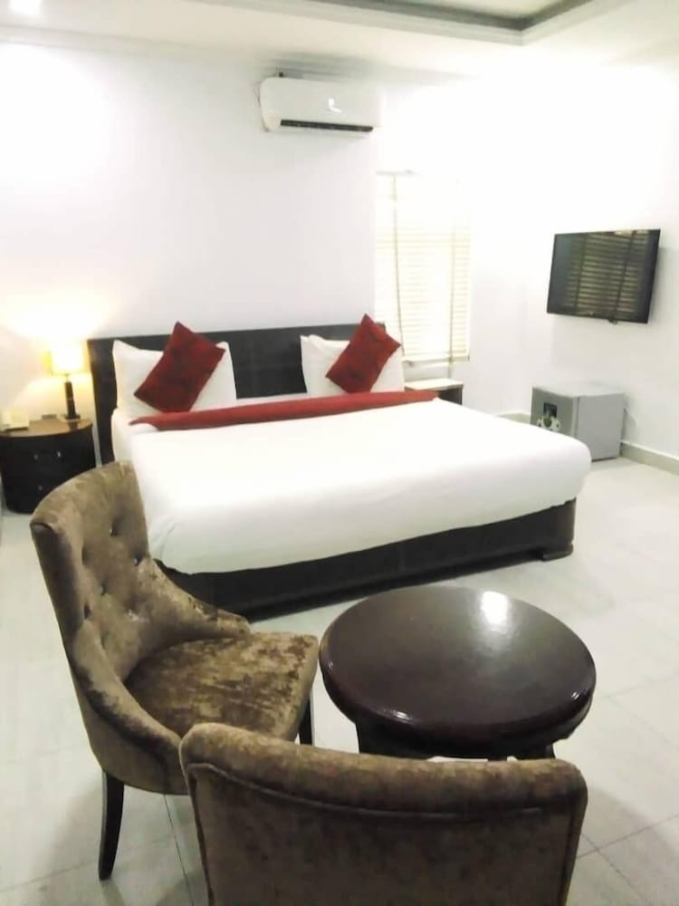 the crib art hotel