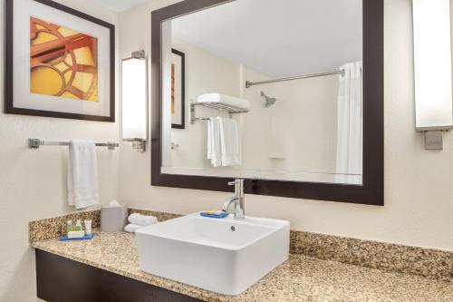 holiday inn express ft lauderdale cruise airport by ihg