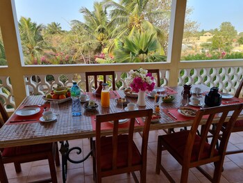 souimanga bleu hotel saly