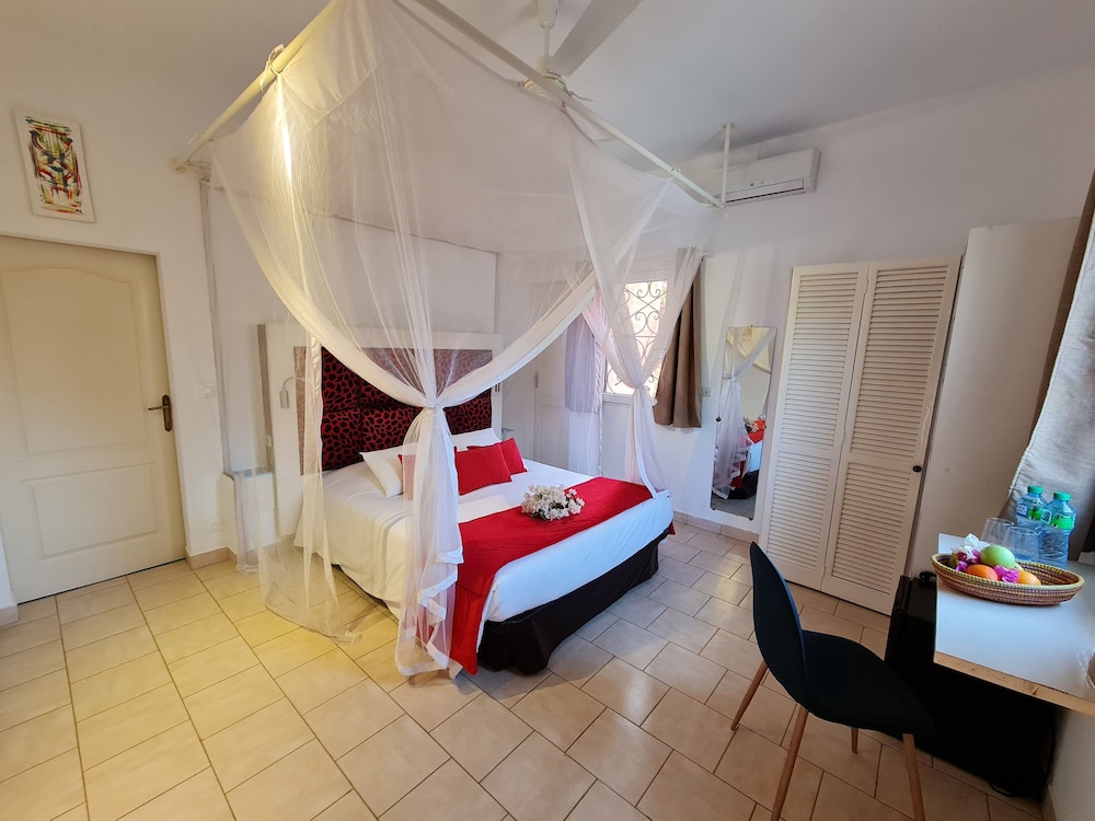 souimanga bleu hotel saly